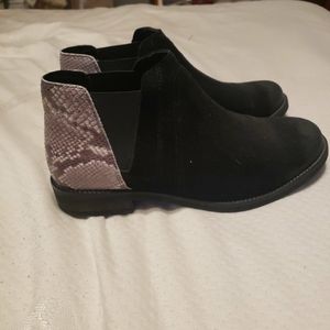 Like new Clarks booties size 10